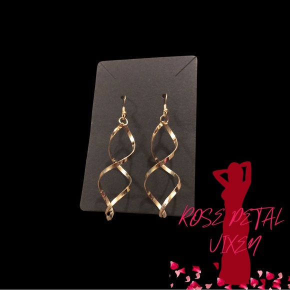 Gold plated twist designed earrings. - Picture 1 of 3
